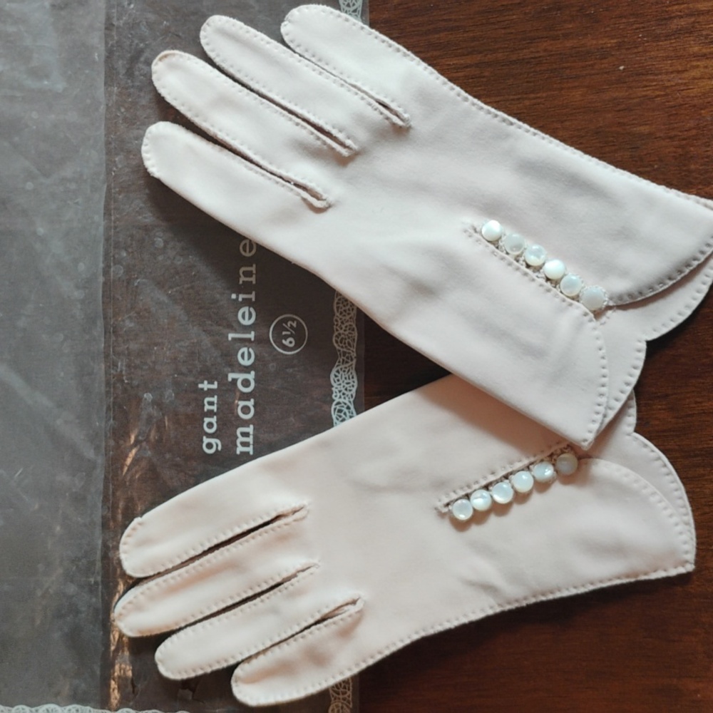Vintage Madeleine Debs Size 6.5 Woman's  Formal Gloves, Peach Cream Color